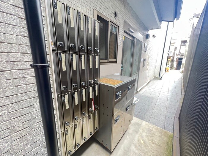 物件外観写真2　(エントランス部分)