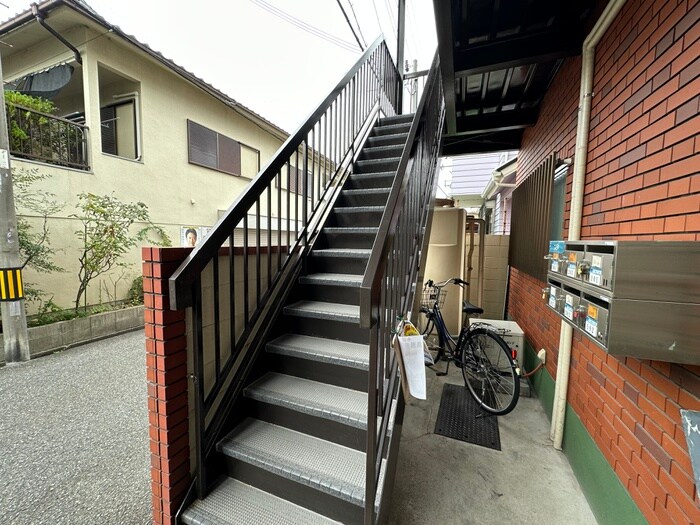 物件外観写真4　(エントランス部分)