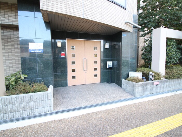 物件外観写真2　(エントランス部分)