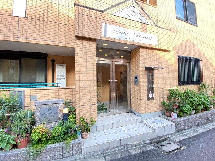 物件外観写真2　(エントランス部分)