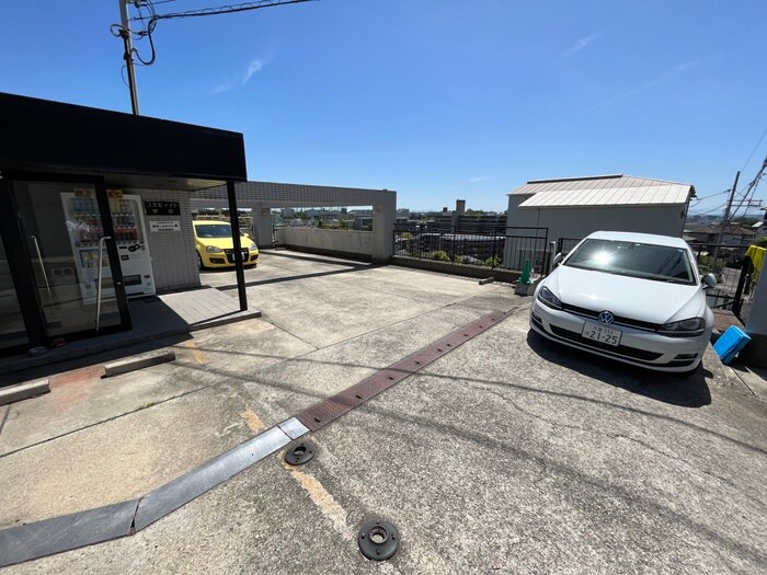 物件外観写真4　(駐車場)