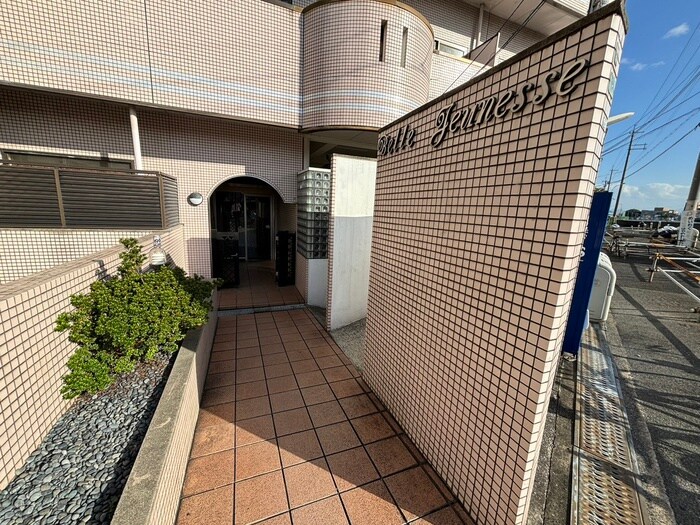 物件外観写真6　(エントランス部分)