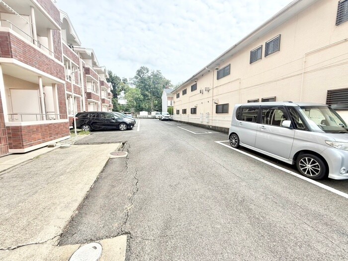 物件外観写真3　(駐車場)