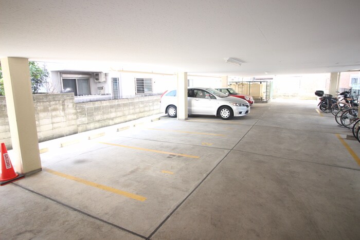 物件外観写真3　(駐車場)