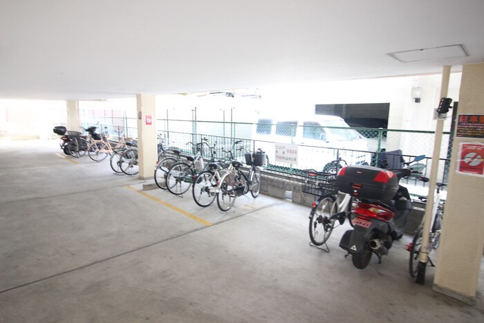 物件外観写真4　(駐車場)