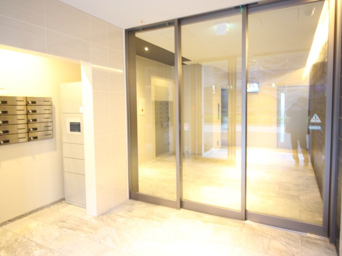 物件外観写真4　(エントランス部分)