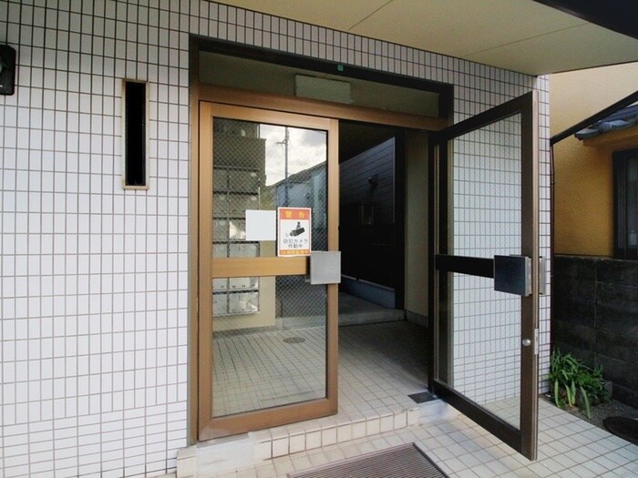物件外観写真2　(エントランス部分)