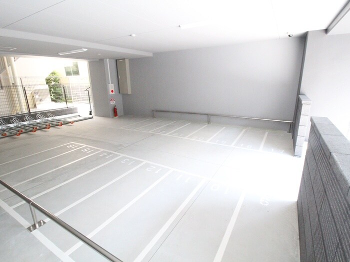 物件外観写真4　(バイク置き場)