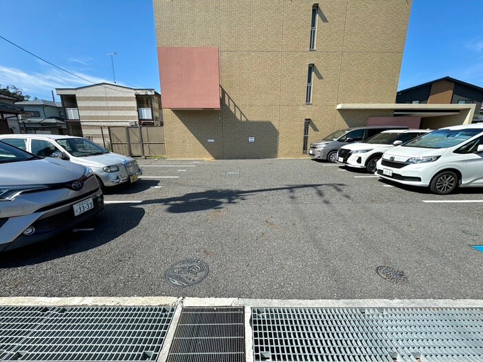 物件外観写真3　(駐車場)