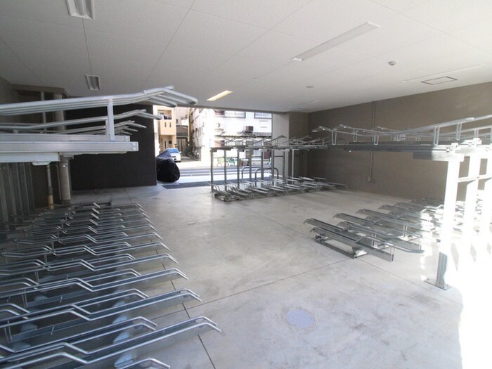 物件外観写真4　(駐輪場)