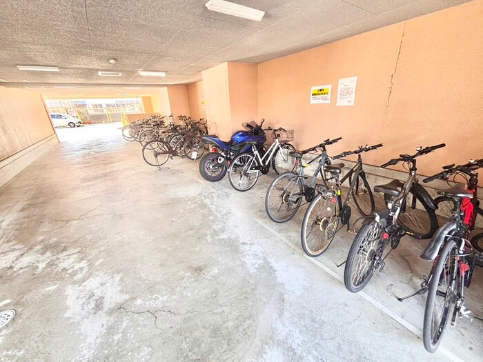 物件外観写真2　(駐輪場)
