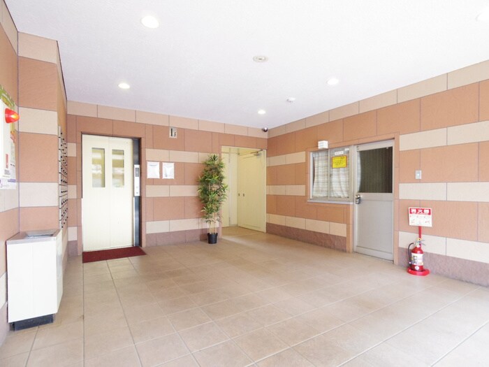 物件外観写真4　(エントランス部分)