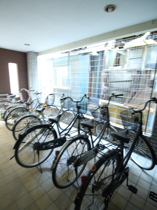 物件外観写真4　(駐輪場)