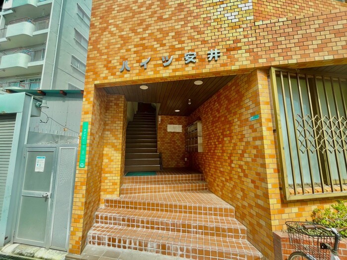 物件外観写真2　(エントランス部分)