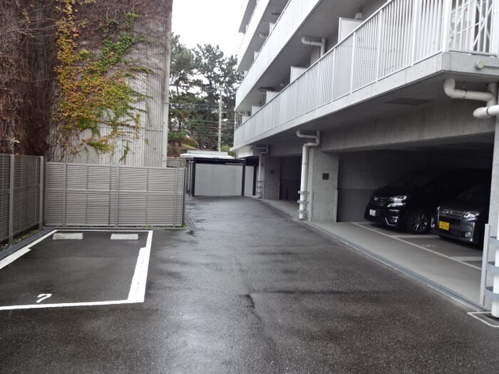 物件外観写真5　(駐車場)