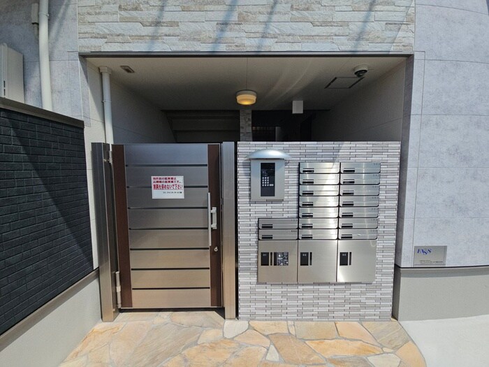 物件外観写真2　(エントランス部分)