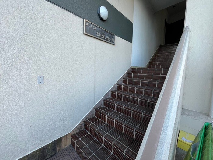 物件外観写真4　(エントランス部分)