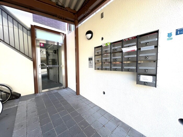 物件外観写真2　(エントランス部分)