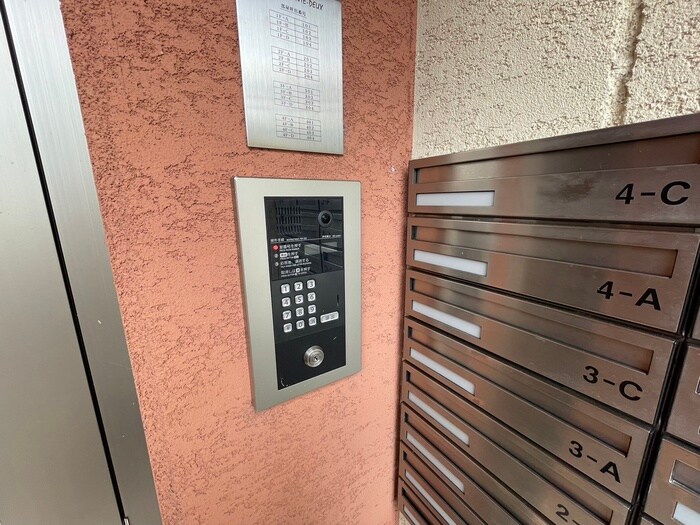 物件外観写真6　(エントランス部分)