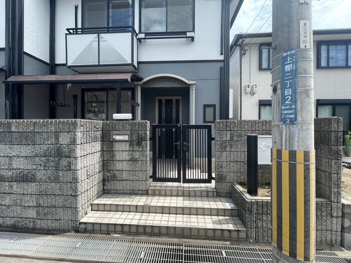 物件外観写真4　(エントランス部分)