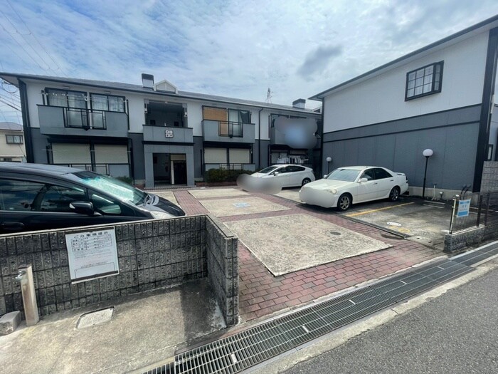 物件外観写真5　(駐車場)