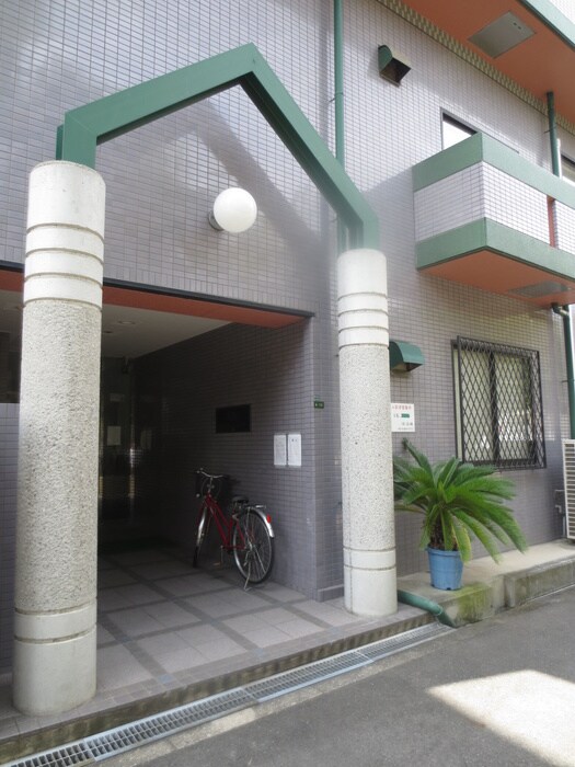 物件外観写真2　(エントランス部分)