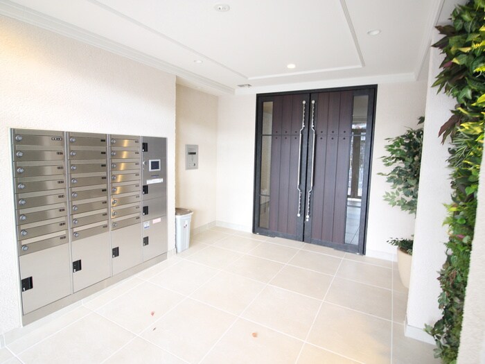 物件外観写真3　(エントランス部分)