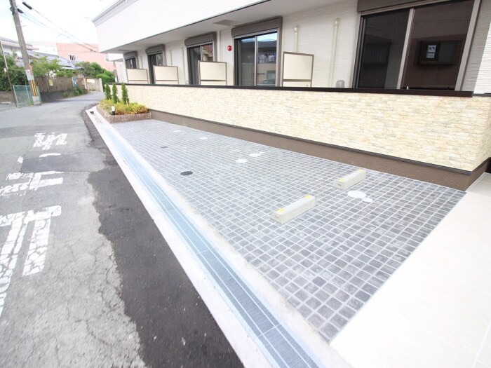 物件外観写真5　(駐車場)