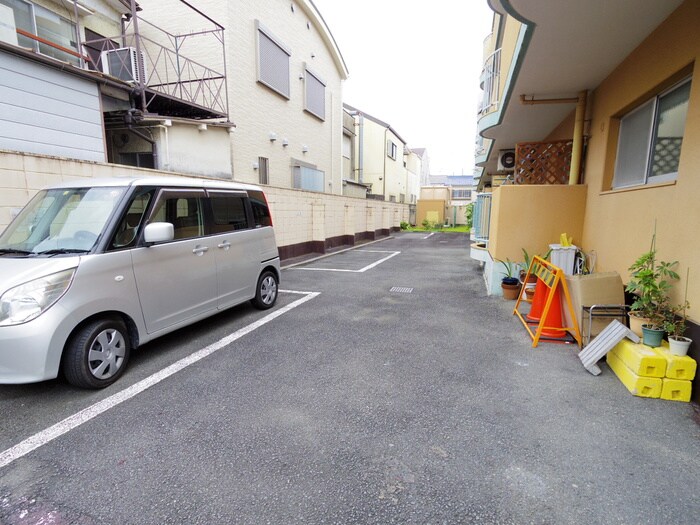 物件外観写真4　(駐車場)