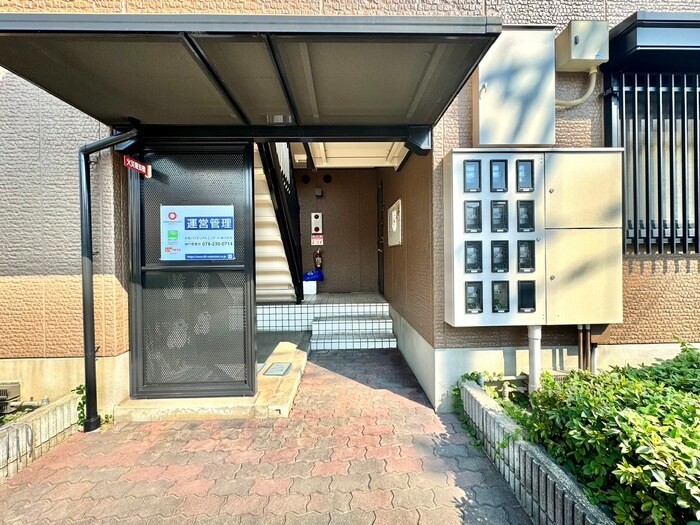 物件外観写真2　(エントランス部分)