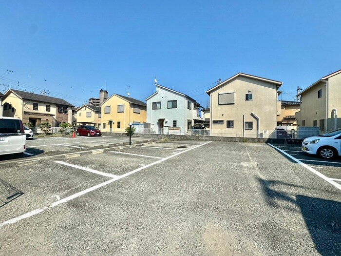 物件外観写真5　(駐車場)
