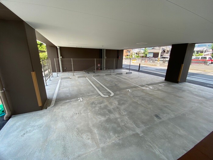 物件外観写真5　(駐車場)