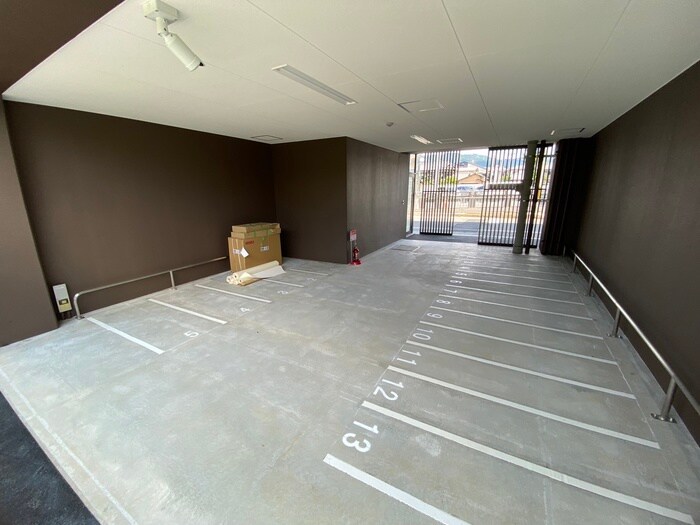 物件外観写真6　(バイク置き場)