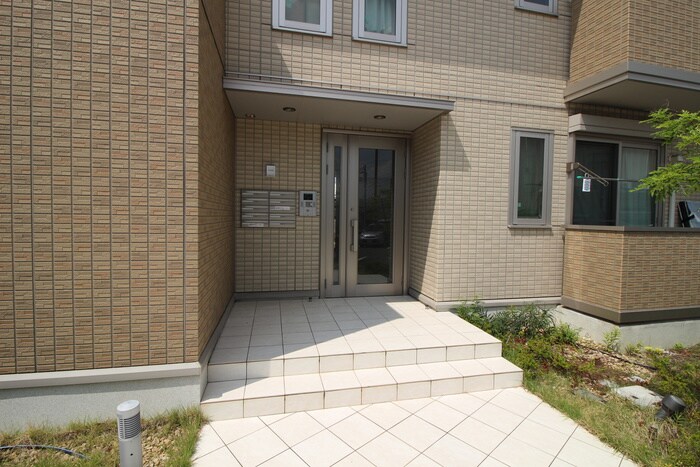 物件外観写真3　(エントランス部分)