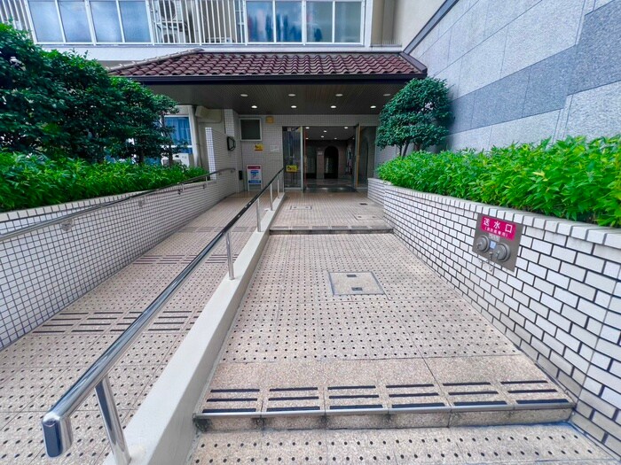 物件外観写真2　(エントランス部分)