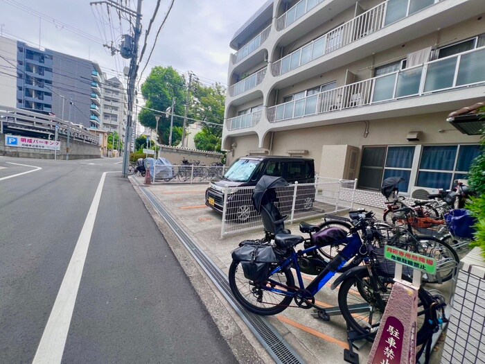 物件外観写真4　(駐輪場)