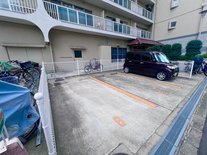 物件外観写真6　(駐車場)