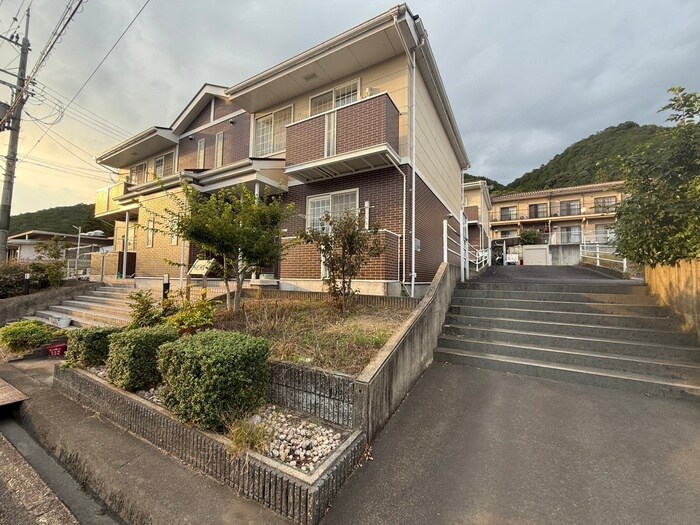 物件外観写真2　(エントランス部分)