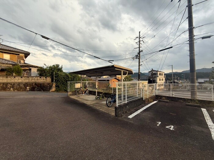 物件外観写真4　(駐輪場)