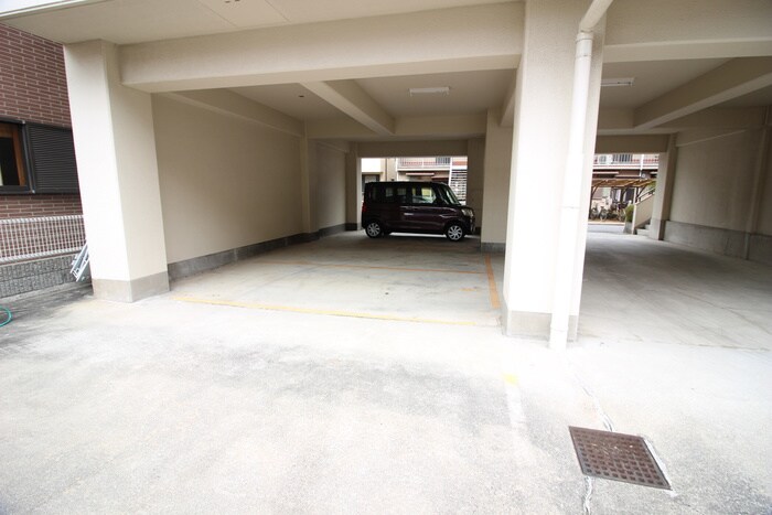 物件外観写真5　(駐車場)