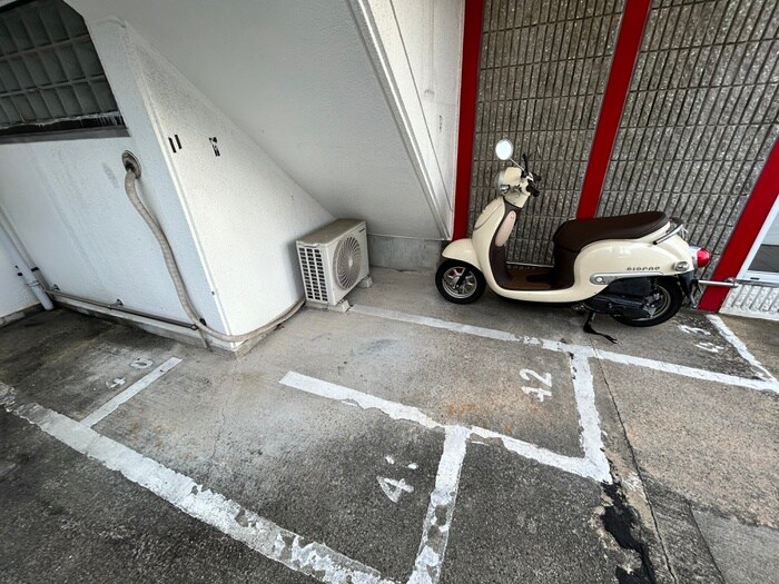 物件外観写真4　(バイク置き場)