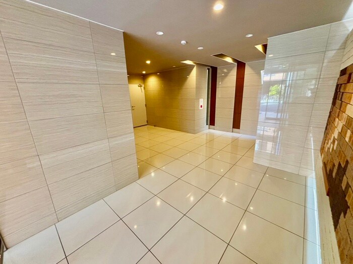 物件外観写真3　(エントランス部分)