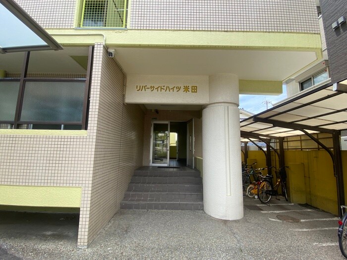 物件外観写真3　(エントランス部分)