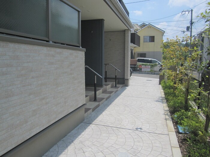 物件外観写真2　(エントランス部分)