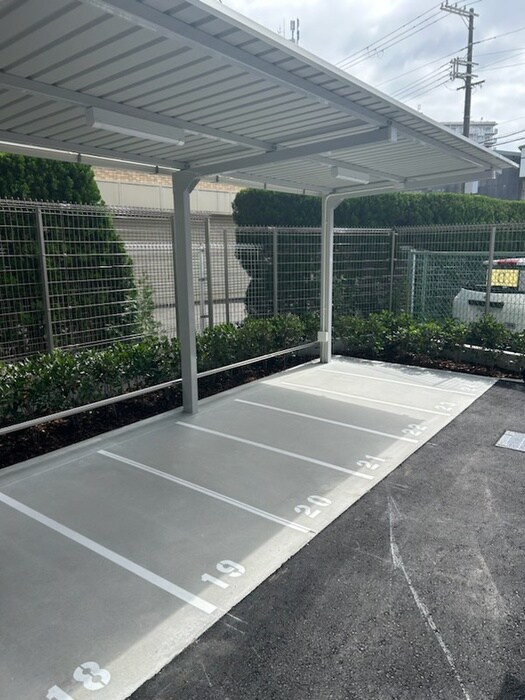 物件外観写真4　(バイク置き場)