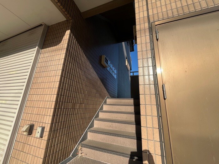 物件外観写真2　(エントランス部分)