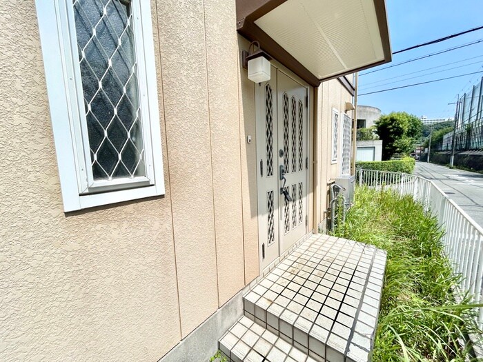 物件外観写真3　(エントランス部分)