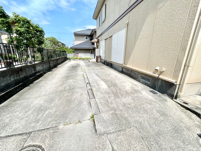 物件外観写真4　(駐車場)