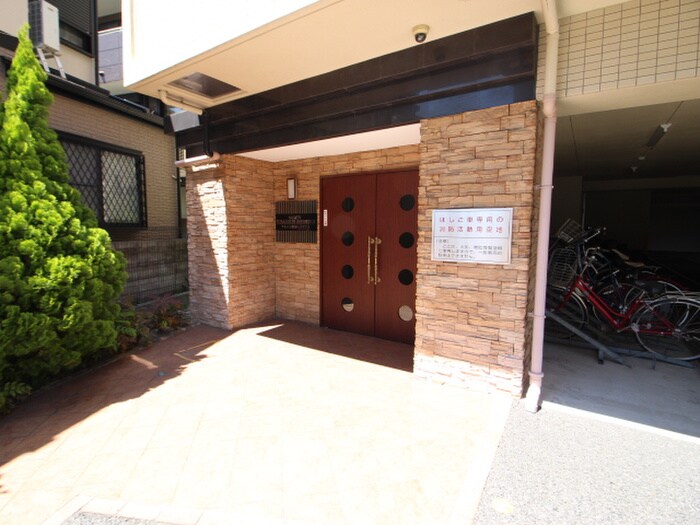 物件外観写真3　(エントランス部分)