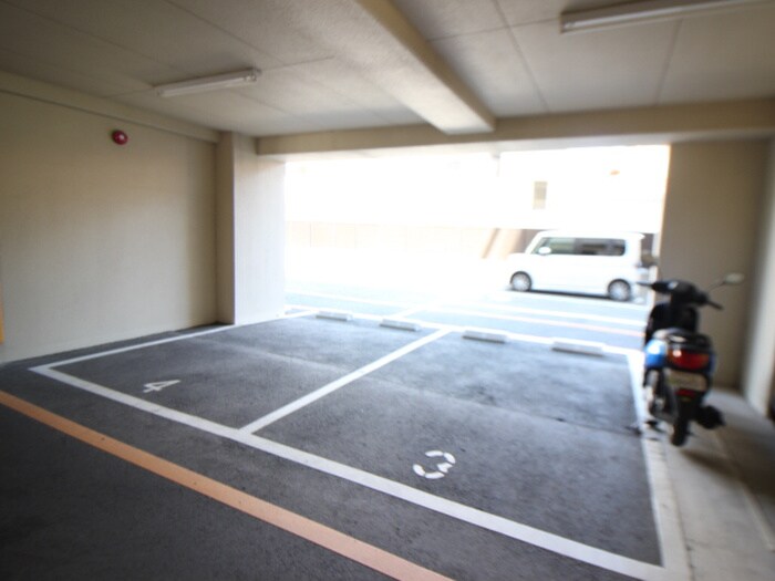 物件外観写真6　(駐車場)